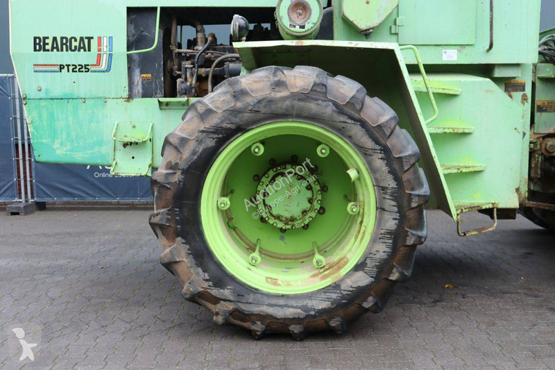 Zemědělský traktor  Bearcat PT225
