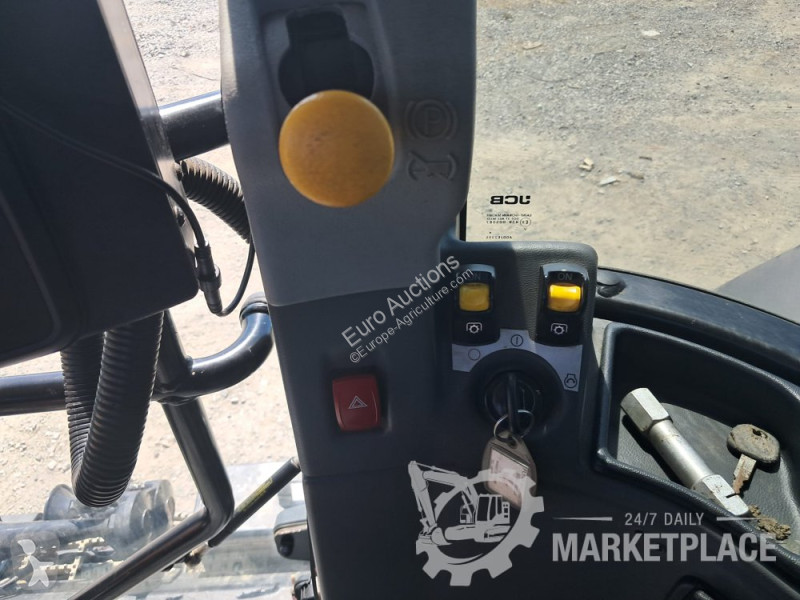 Сільськогосподарський трактор JCB FASTRAC 4220