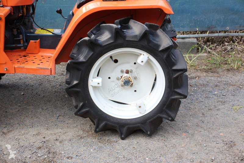 Сільськогосподарський трактор Kubota B1500DT