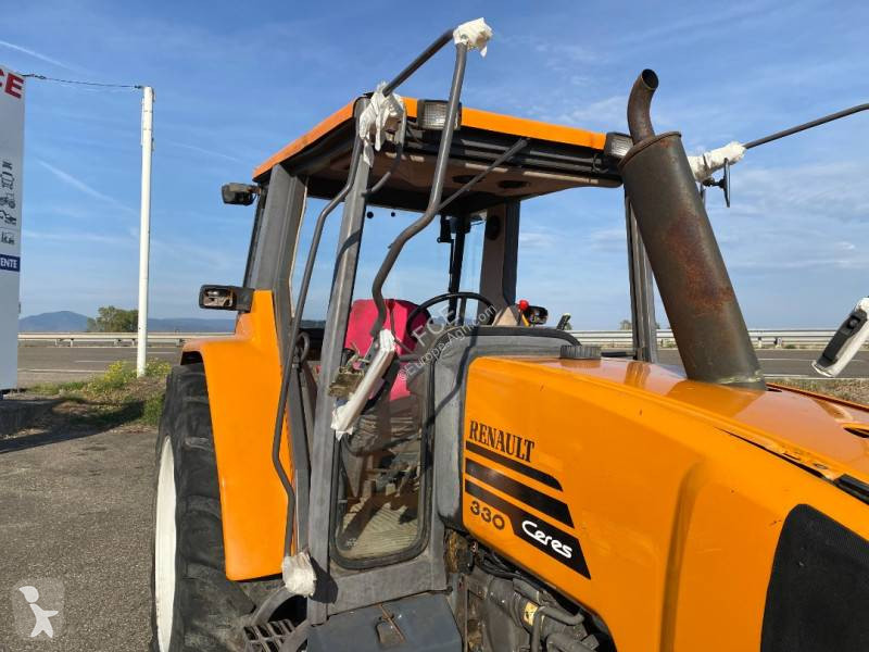 Tractor Renault 330  endommagé