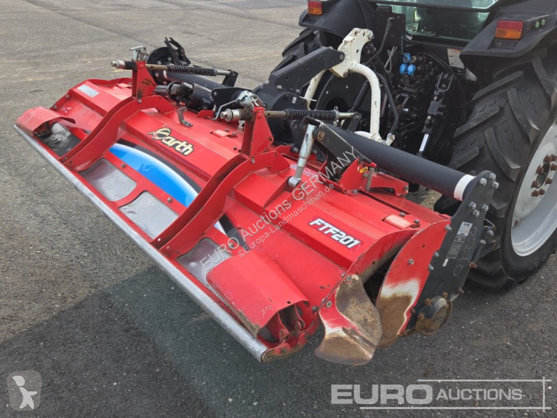 Zemědělský traktor Massey Ferguson 2210