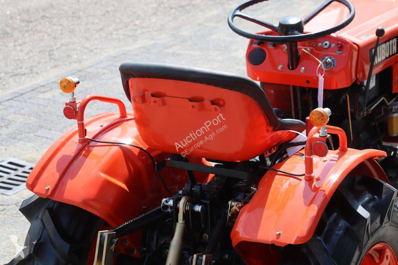 Сільськогосподарський трактор Kubota B7001