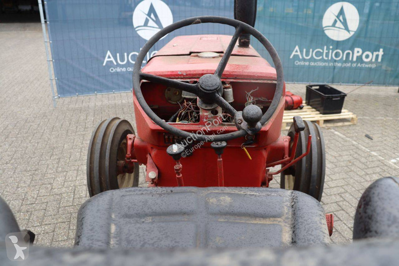 Tractor agrícola International 523