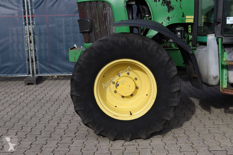 Zemědělský traktor John Deere 6320