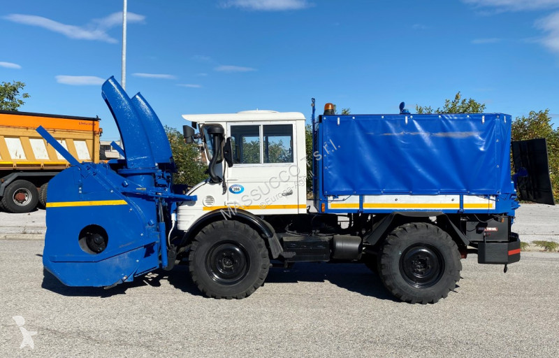 Lantbrukstraktor Mercedes UNIMOG