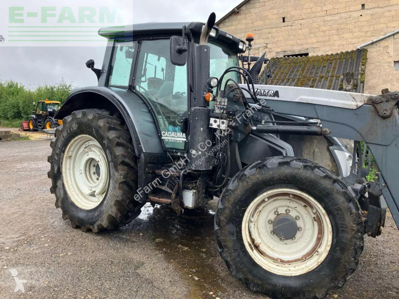Lantbrukstraktor Valtra  n123