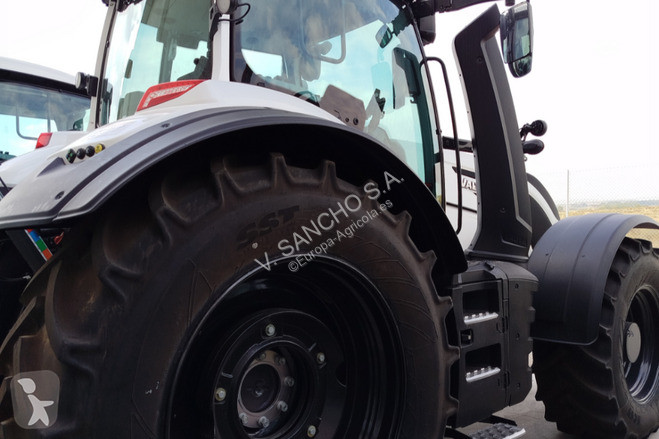 Landbrugstraktor Valtra T 215 VERSU