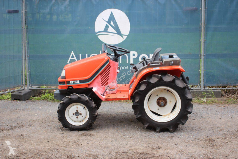 Сільськогосподарський трактор Kubota B52