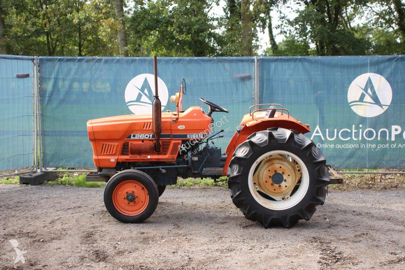 Сільськогосподарський трактор Kubota L2601