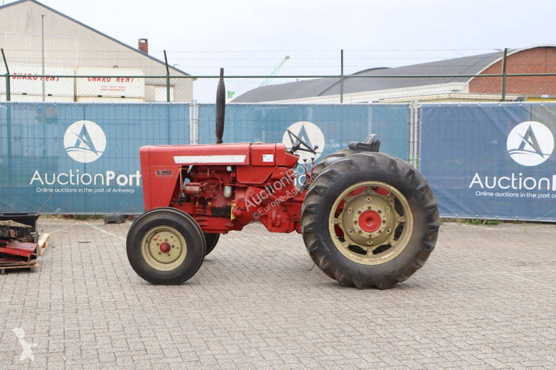 Tractor agrícola International 523