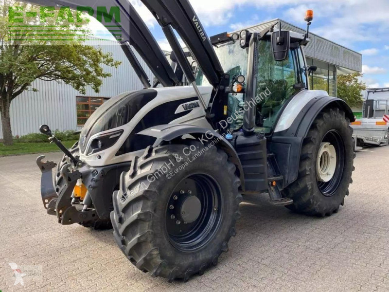 Tracteur agricole Valtra  t174 versu