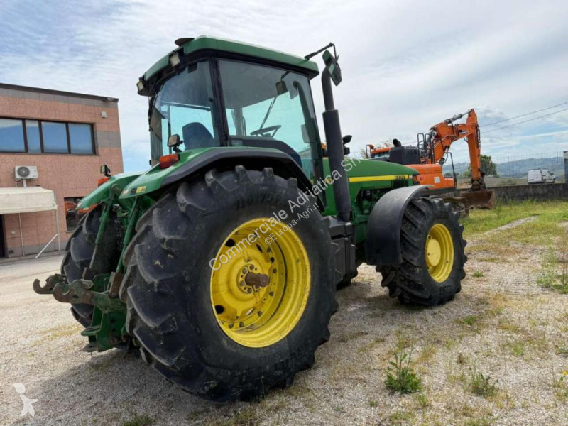 Tracteur agricole John Deere 8200