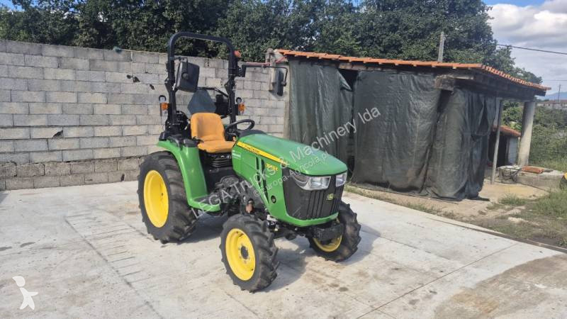 Zemědělský traktor John Deere 3038E