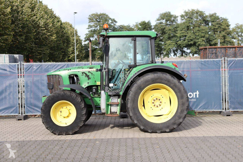 Zemědělský traktor John Deere 6320