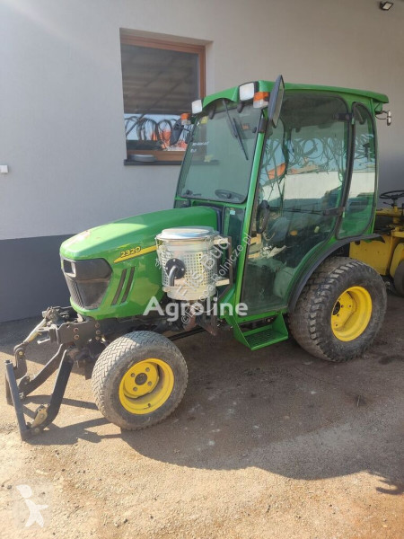 Zemědělský traktor John Deere 2320