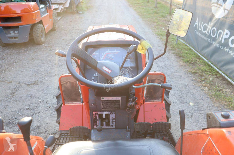جرار زراعي Kubota L1-235