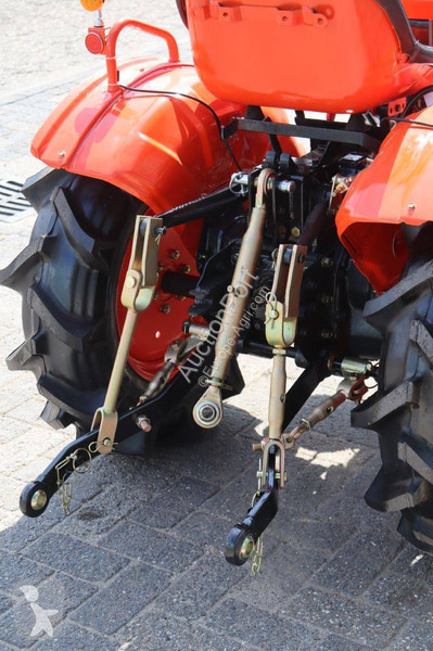 Сільськогосподарський трактор Kubota B7001