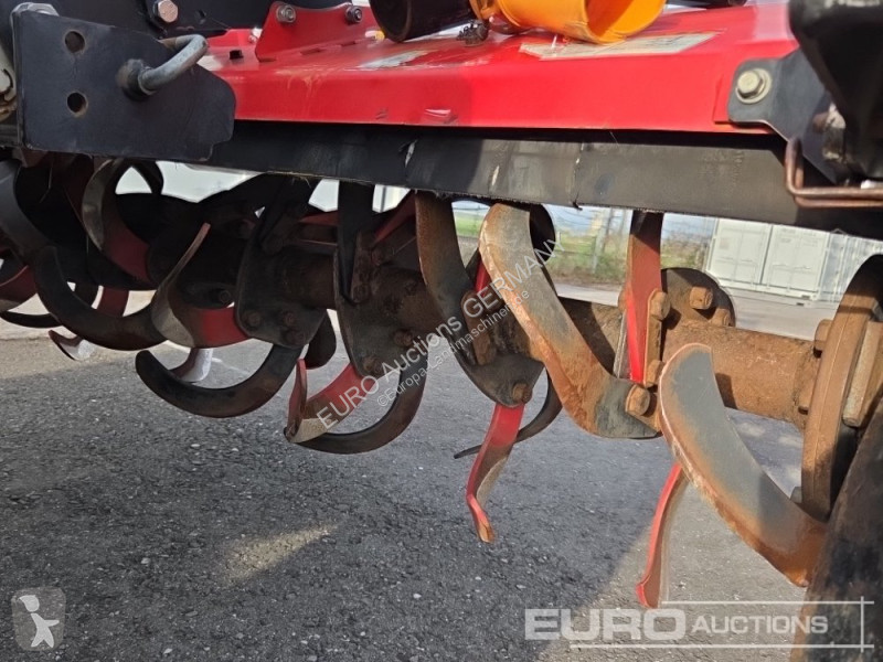 Zemědělský traktor Massey Ferguson 2210