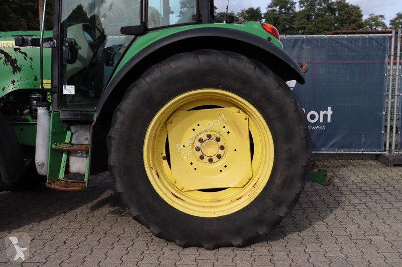 Zemědělský traktor John Deere 6320