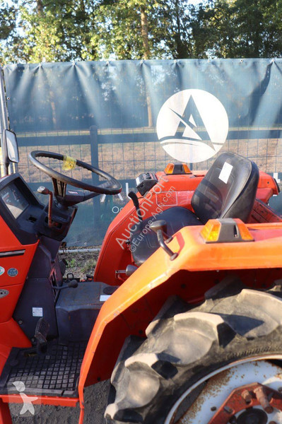 جرار زراعي Kubota L1-235