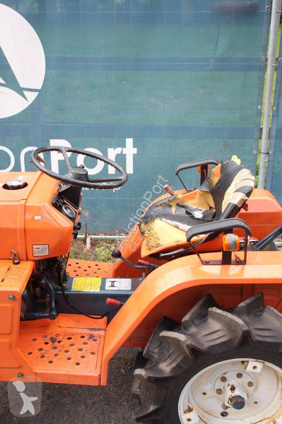 Сільськогосподарський трактор Kubota B1400DT