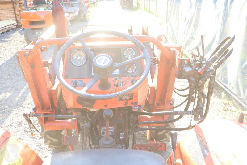 Zemědělský traktor Hinomoto E264