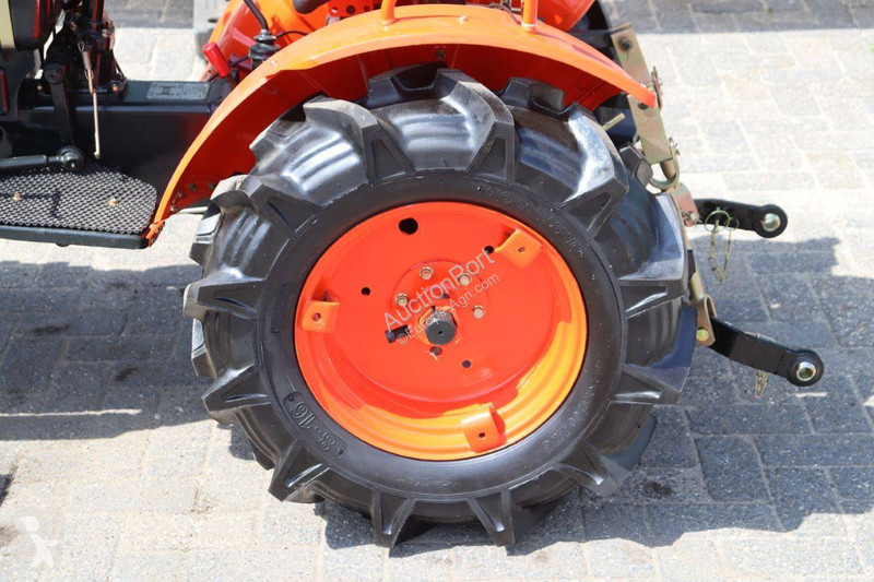 Сільськогосподарський трактор Kubota B7001