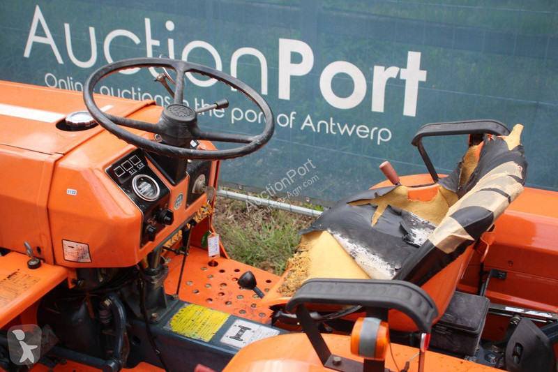 Сільськогосподарський трактор Kubota B1400DT