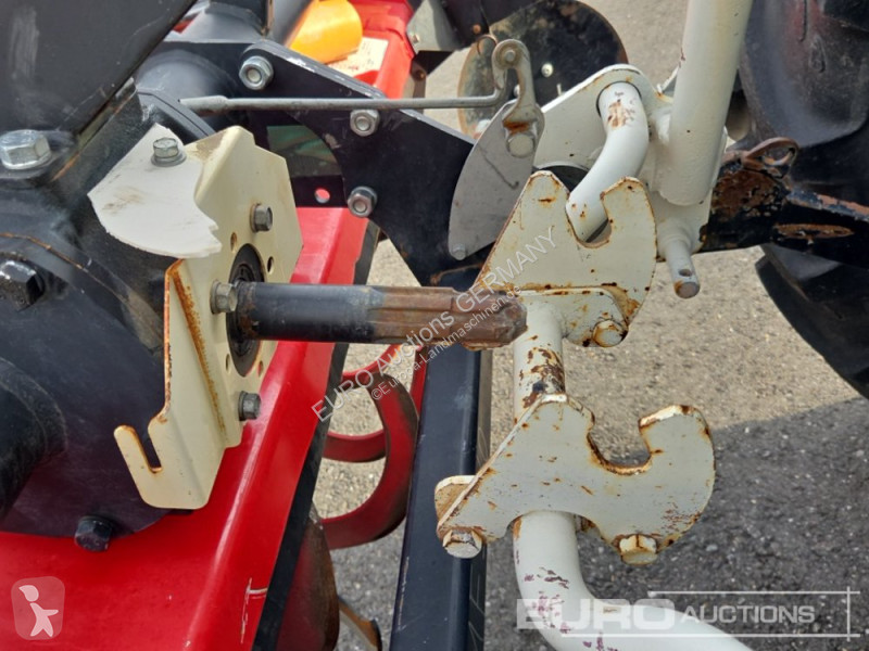 Zemědělský traktor Massey Ferguson 2210