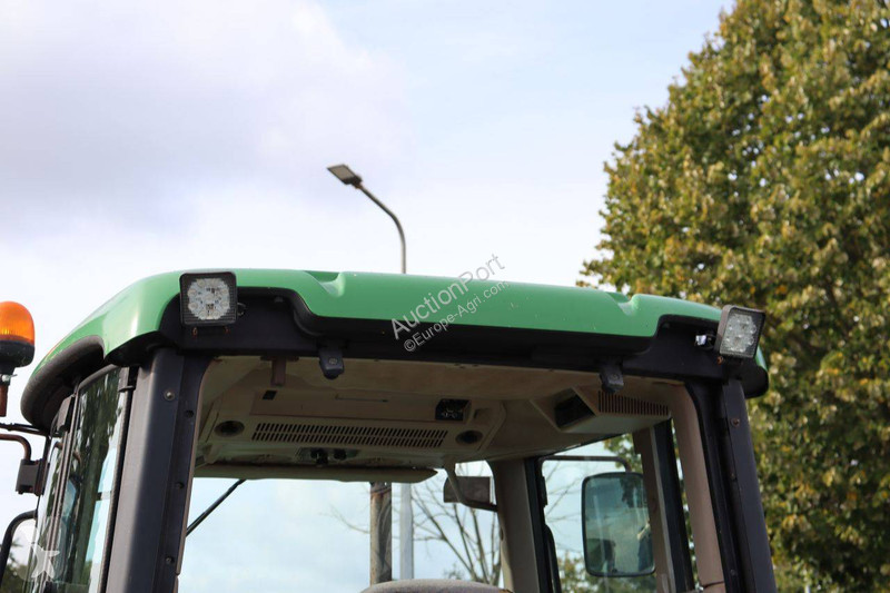 Zemědělský traktor John Deere 6320