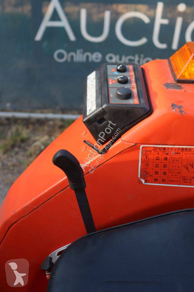 جرار زراعي Kubota L1-235