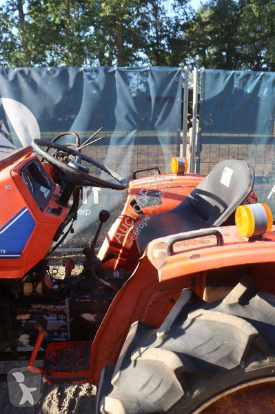Zemědělský traktor Hinomoto E264