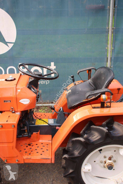 Сільськогосподарський трактор Kubota B1500DT