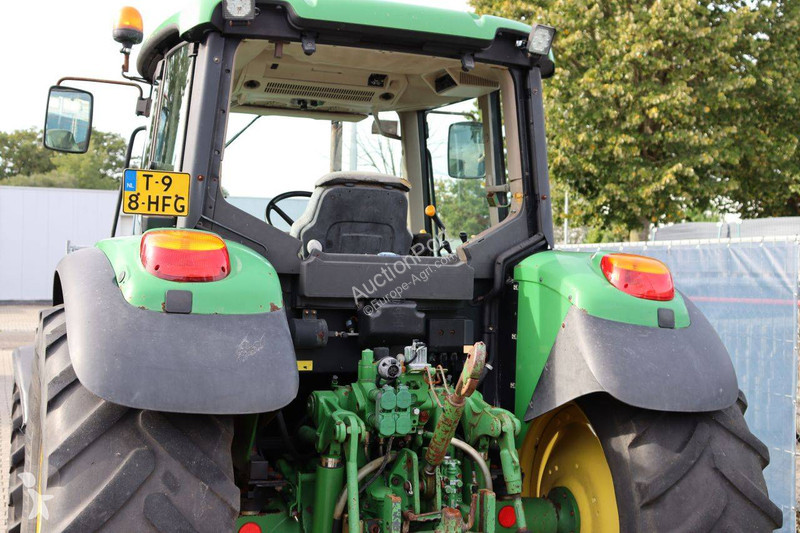 Zemědělský traktor John Deere 6320