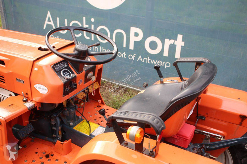 Сільськогосподарський трактор Kubota B1500DT