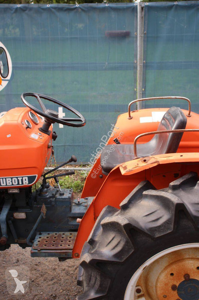 Сільськогосподарський трактор Kubota L2601