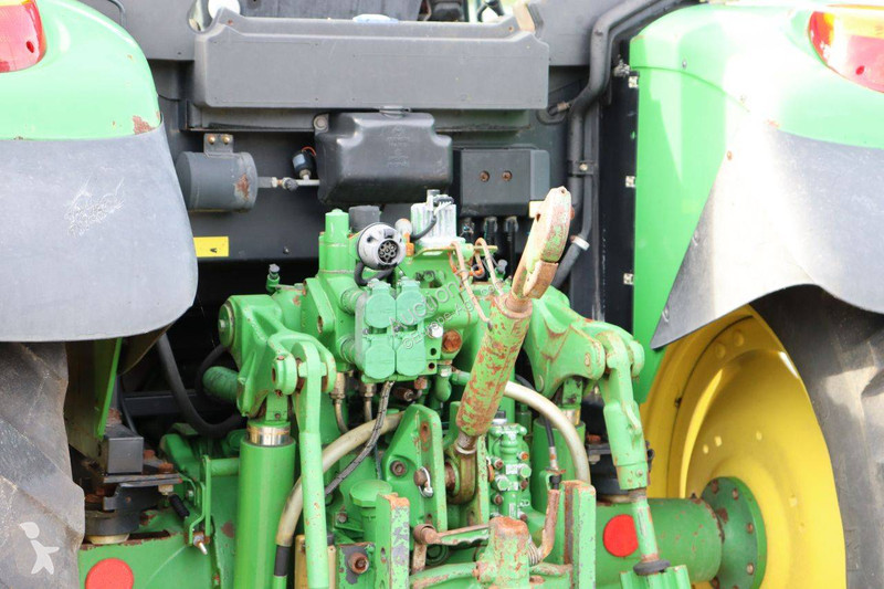 Zemědělský traktor John Deere 6320