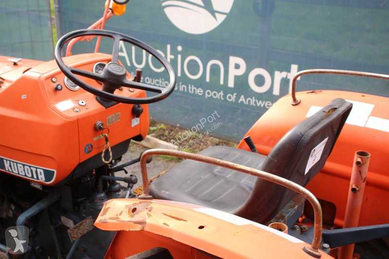 Сільськогосподарський трактор Kubota L2601