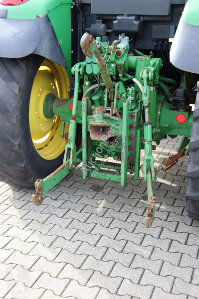 Zemědělský traktor John Deere 6320
