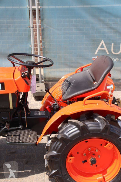 Сільськогосподарський трактор Kubota B7001
