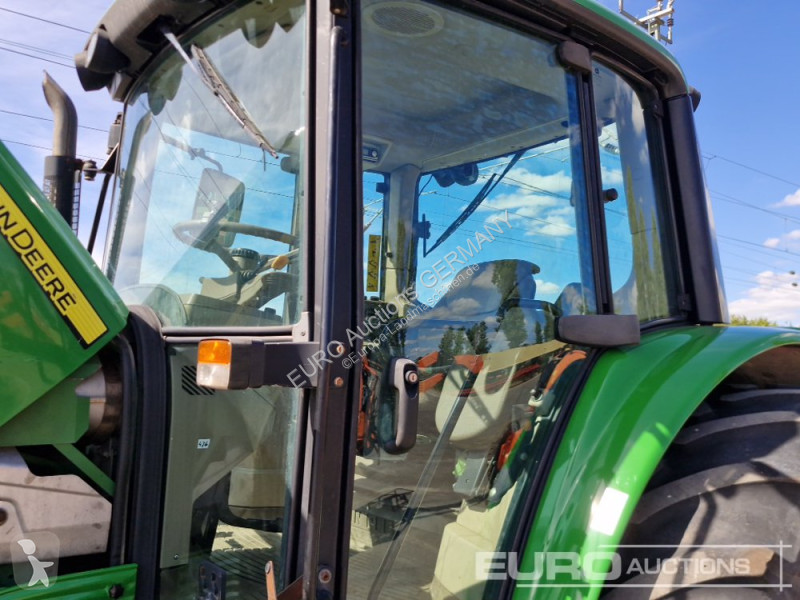 Zemědělský traktor John Deere 6330