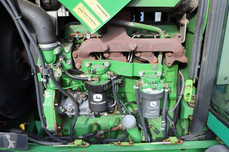 Zemědělský traktor John Deere 6320