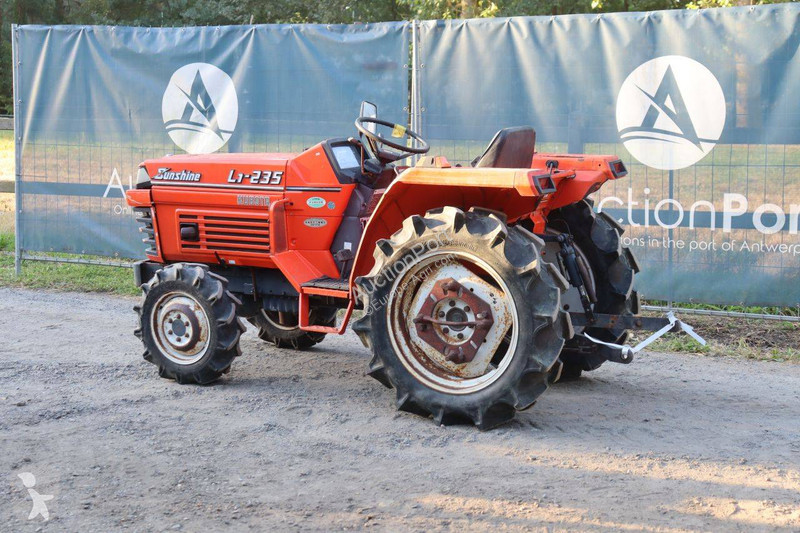 جرار زراعي Kubota L1-235