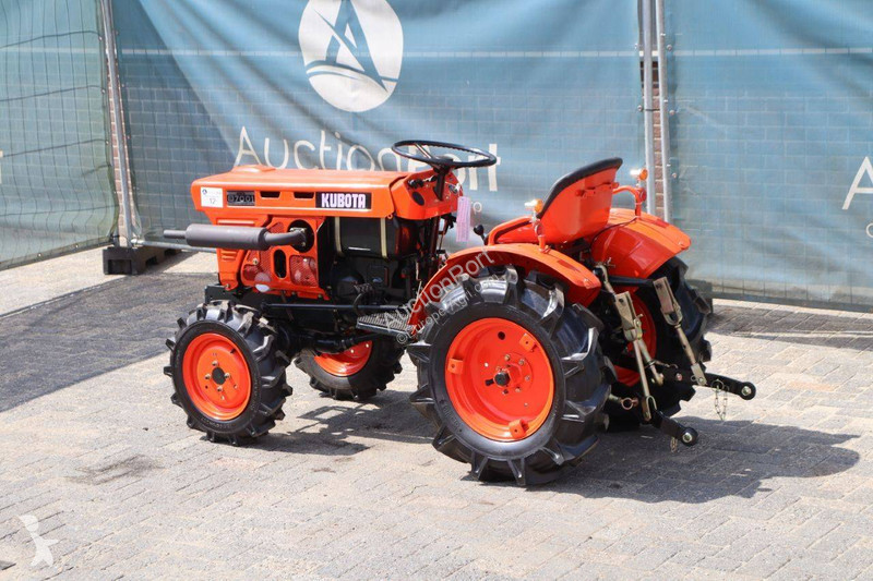 Сільськогосподарський трактор Kubota B7001