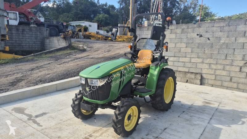 Zemědělský traktor John Deere 3038E