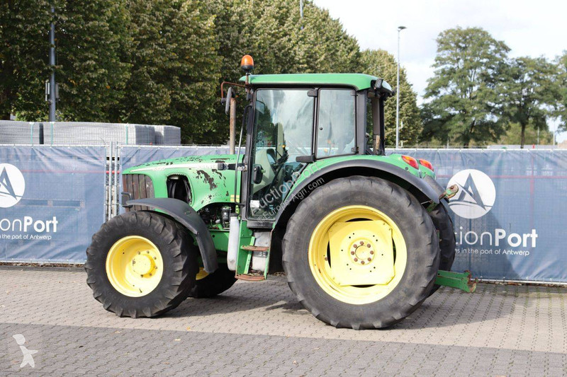Zemědělský traktor John Deere 6320