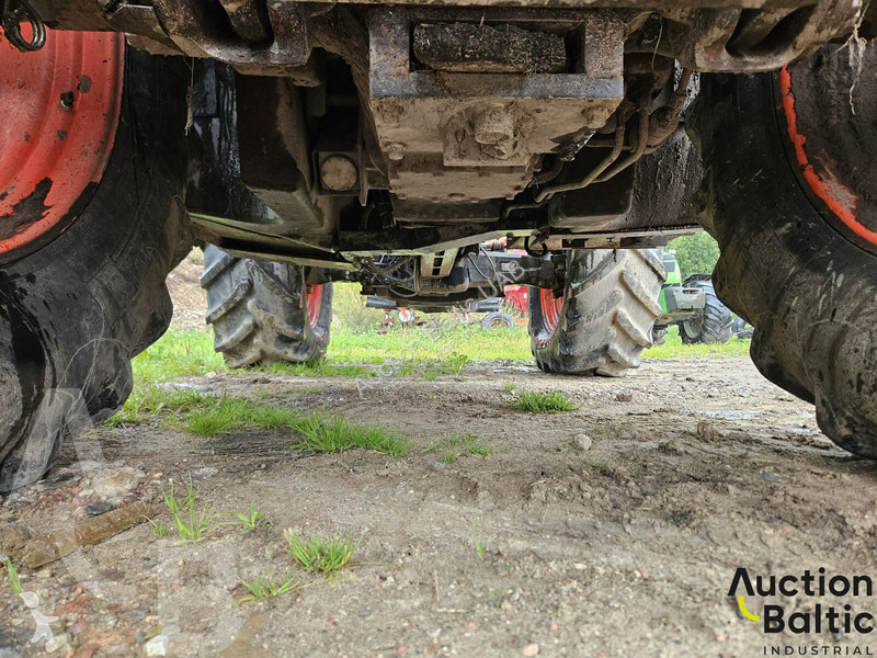 Claas Axion 830 tractor