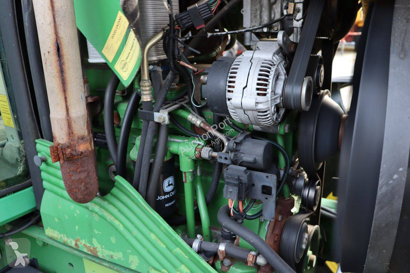 Zemědělský traktor John Deere 6320