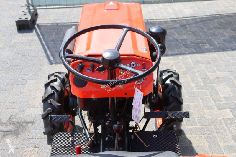 Сільськогосподарський трактор Kubota B7001