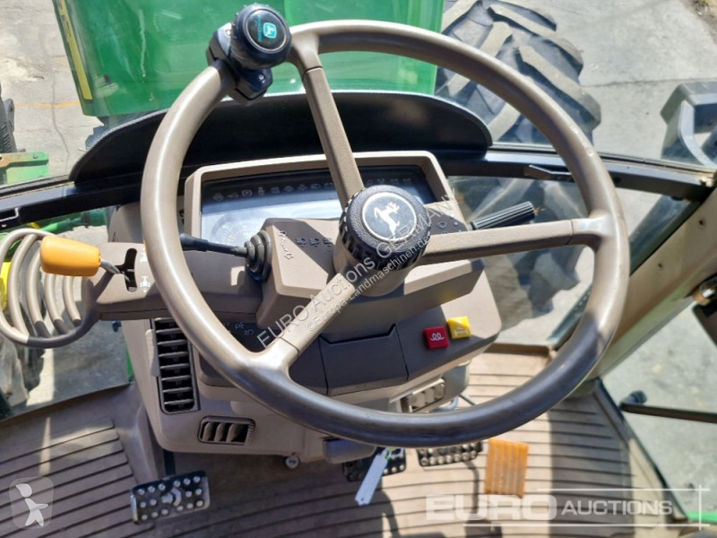 Zemědělský traktor John Deere 6330